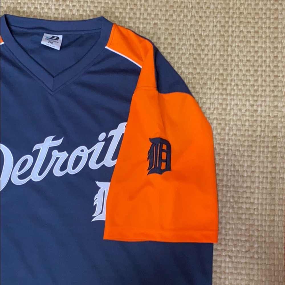 NWOT Men’s XXL Detroit  V-Neck Jersey. - Picture 3 of 4